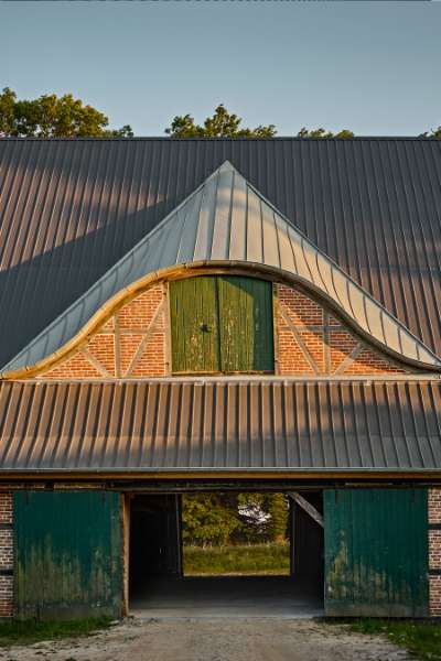 Smuk tagkonstruktion bringes til live med pandeplader, Gut Godderstorf, 23779 Neukirchen, Tyskland